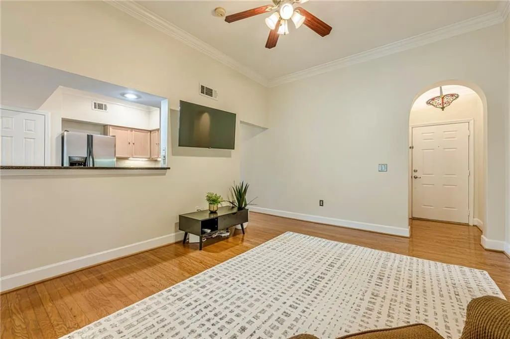 High ceilings, arched door way, crown moulding