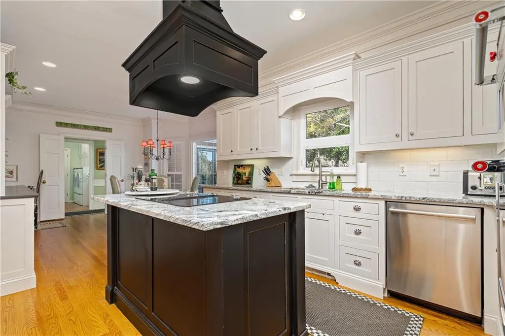 100 Gilford Way, Sandy Springs, Georgia 30350, 6 Bedrooms Bedrooms, ,5 BathroomsBathrooms,Residential,Sold,100 Gilford Way,6830769