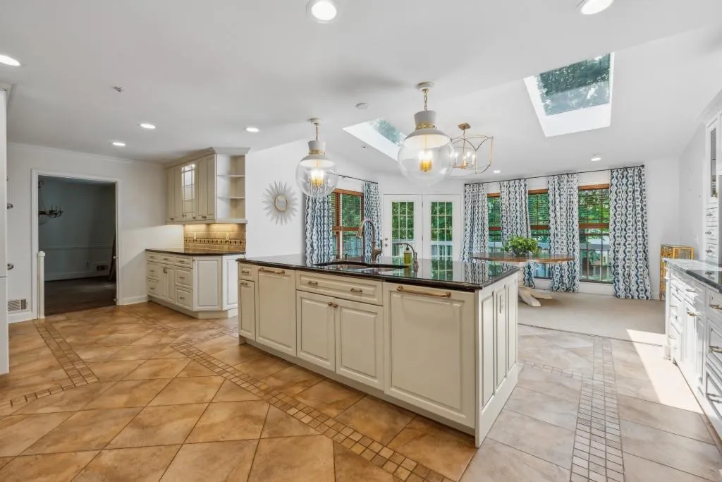 5510 Shiver Summit, Atlanta, Georgia 30342, 5 Bedrooms Bedrooms, ,3 BathroomsBathrooms,Residential,Sold,5510 Shiver Summit,7387327