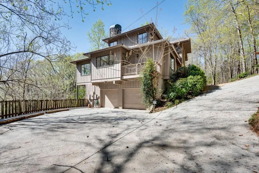 1400 Indian Trail, Sandy Springs, Georgia 30327, 3 Bedrooms Bedrooms, ,3 BathroomsBathrooms,Residential,Sold,1400 Indian Trail,7030081