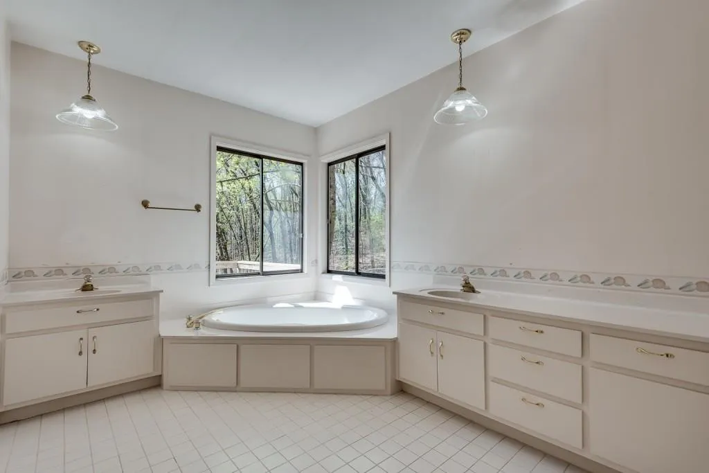 1400 Indian Trail, Sandy Springs, Georgia 30327, 3 Bedrooms Bedrooms, ,3 BathroomsBathrooms,Residential,Sold,1400 Indian Trail,7030081