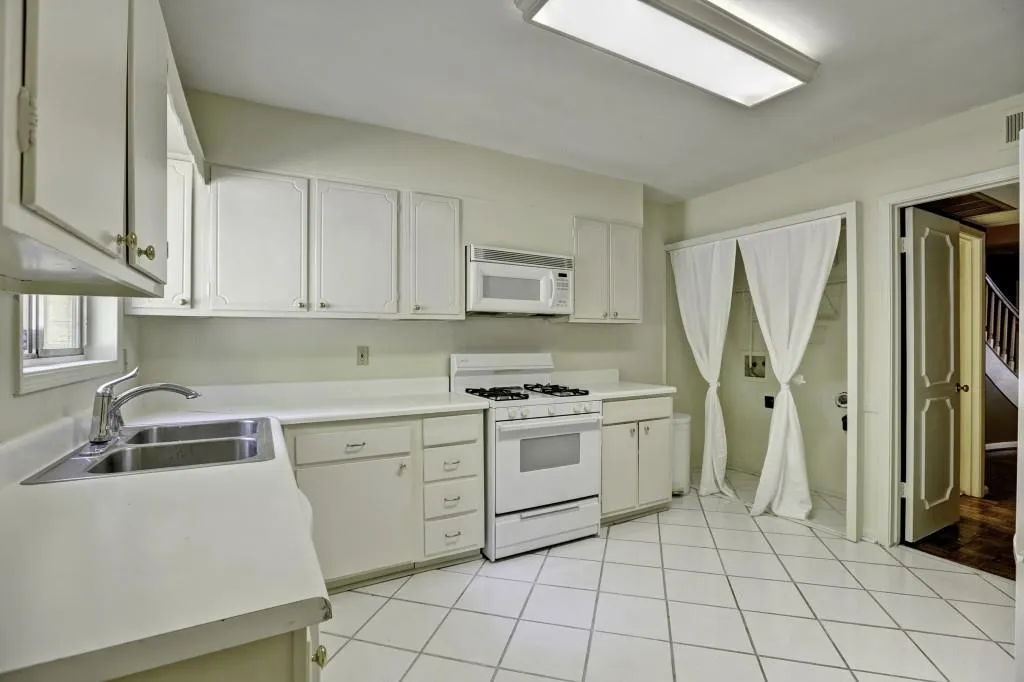 5400 Roswell Road Unit I-4, Atlanta, Georgia 30342, 3 Bedrooms Bedrooms, ,2 BathroomsBathrooms,Residential,Sold,5400 Roswell Road Unit I-4,5725925