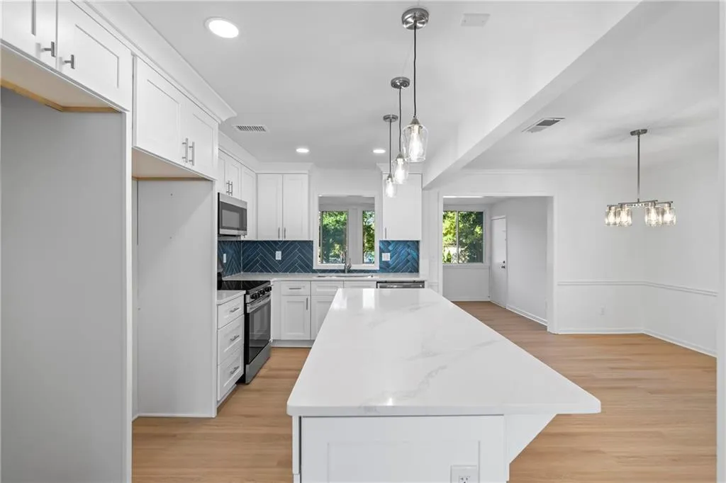 13 Chaumont Square Nw, Atlanta, Georgia 30327, 2 Bedrooms Bedrooms, ,2 BathroomsBathrooms,Residential,For Sale,13 Chaumont Square Nw,7664977