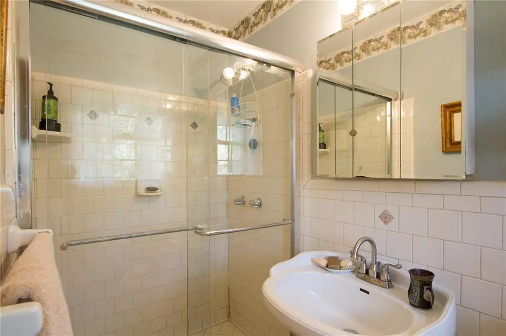 780 Starlight Lane, Atlanta, Georgia 30342, 4 Bedrooms Bedrooms, ,3 BathroomsBathrooms,Residential,Sold,780 Starlight Lane,5606674