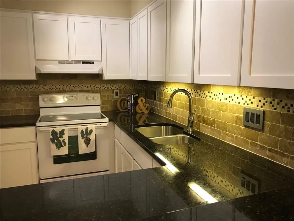 124 Woodmere Square Nw Unit 124, Atlanta, Georgia 30327, 2 Bedrooms Bedrooms, ,2 BathroomsBathrooms,Residential,Sold,124 Woodmere Square Nw Unit 124,5934930