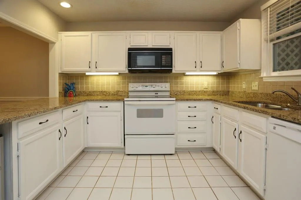 308 Hollyfax Circle Unit 308, Sandy Springs, Georgia 30328, 2 Bedrooms Bedrooms, ,2 BathroomsBathrooms,Residential,Sold,308 Hollyfax Circle Unit 308,5686703