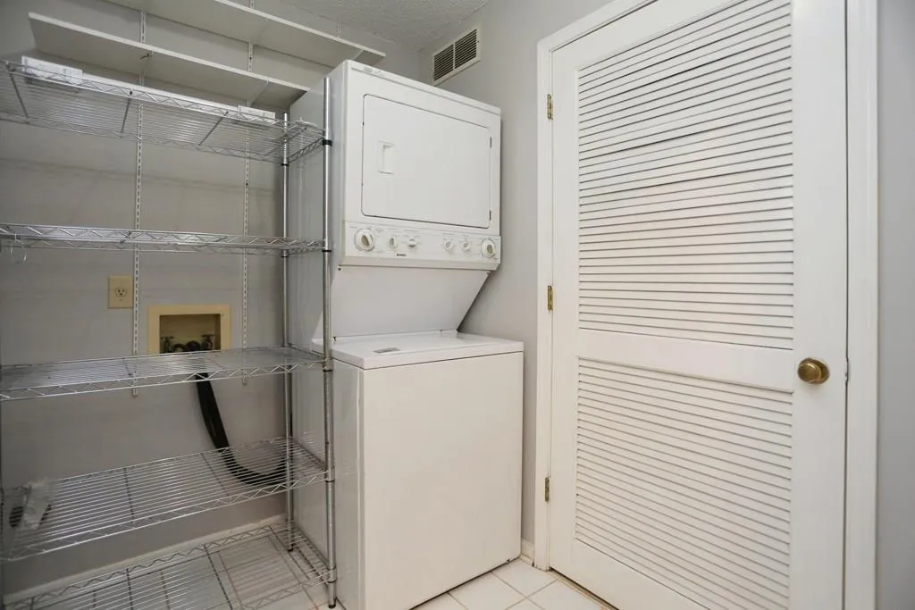 308 Hollyfax Circle Unit 308, Sandy Springs, Georgia 30328, 2 Bedrooms Bedrooms, ,2 BathroomsBathrooms,Residential,Sold,308 Hollyfax Circle Unit 308,5686703