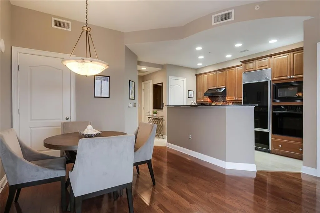 2828 Peachtree Road Nw Unit 1604, Atlanta, Georgia 30305, 2 Bedrooms Bedrooms, ,2 BathroomsBathrooms,Residential,Sold,2828 Peachtree Road Nw Unit 1604,5638888
