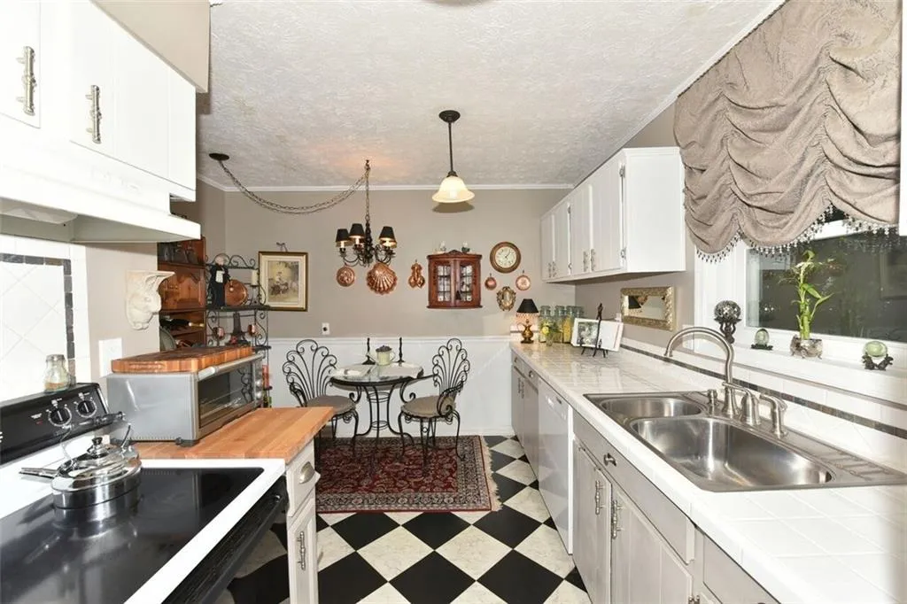 725 Dalrymple Road Unit 6d, Sandy Springs, Georgia 30328, 3 Bedrooms Bedrooms, ,2 BathroomsBathrooms,Residential,Sold,725 Dalrymple Road Unit 6d,6030869