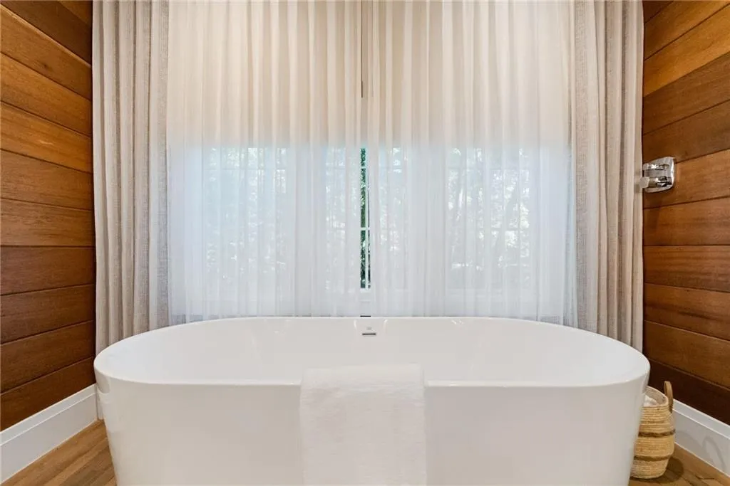 695 W Conway Drive, Atlanta, Georgia 30327, 5 Bedrooms Bedrooms, 0 ,4 BathroomsBathrooms,Residential,For Sale,695 W Conway Drive,7847754