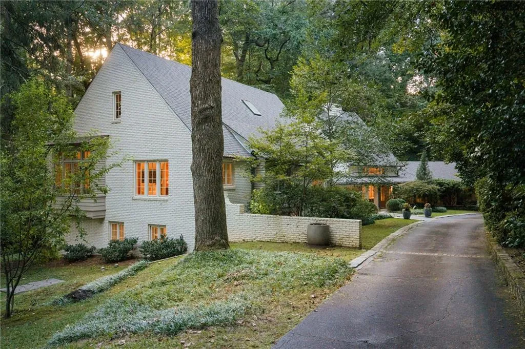 695 W Conway Drive, Atlanta, Georgia 30327, 5 Bedrooms Bedrooms, 0 ,4 BathroomsBathrooms,Residential,For Sale,695 W Conway Drive,7847754