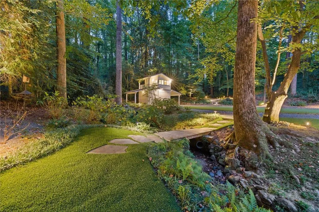695 W Conway Drive, Atlanta, Georgia 30327, 5 Bedrooms Bedrooms, 0 ,4 BathroomsBathrooms,Residential,For Sale,695 W Conway Drive,7847754