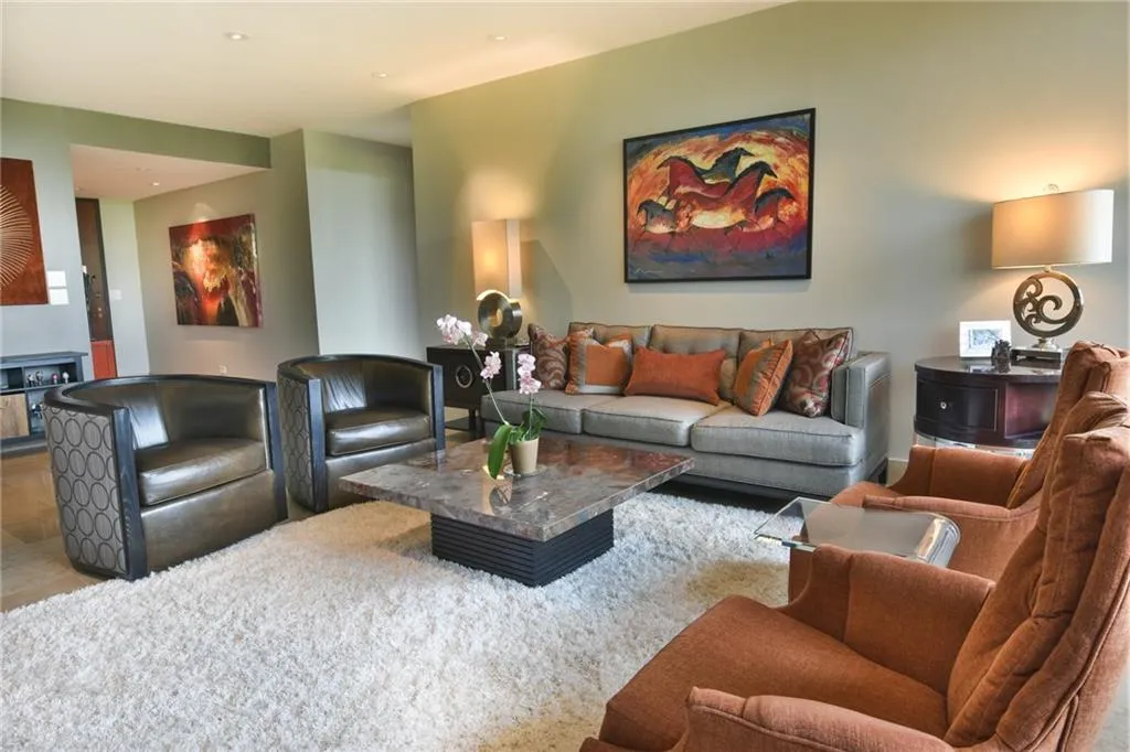 2575 Peachtree Road Ne Unit 9c, Atlanta, Georgia 30305, 2 Bedrooms Bedrooms, ,2 BathroomsBathrooms,Residential,Sold,2575 Peachtree Road Ne Unit 9c,5994399
