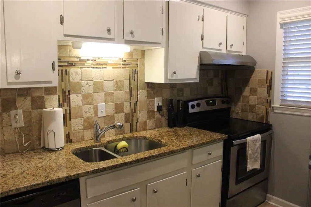 6700 Roswell Road Unit 15c, Sandy Springs, Georgia 30328, 3 Bedrooms Bedrooms, ,2 BathroomsBathrooms,Residential,Sold,6700 Roswell Road Unit 15c,6090516