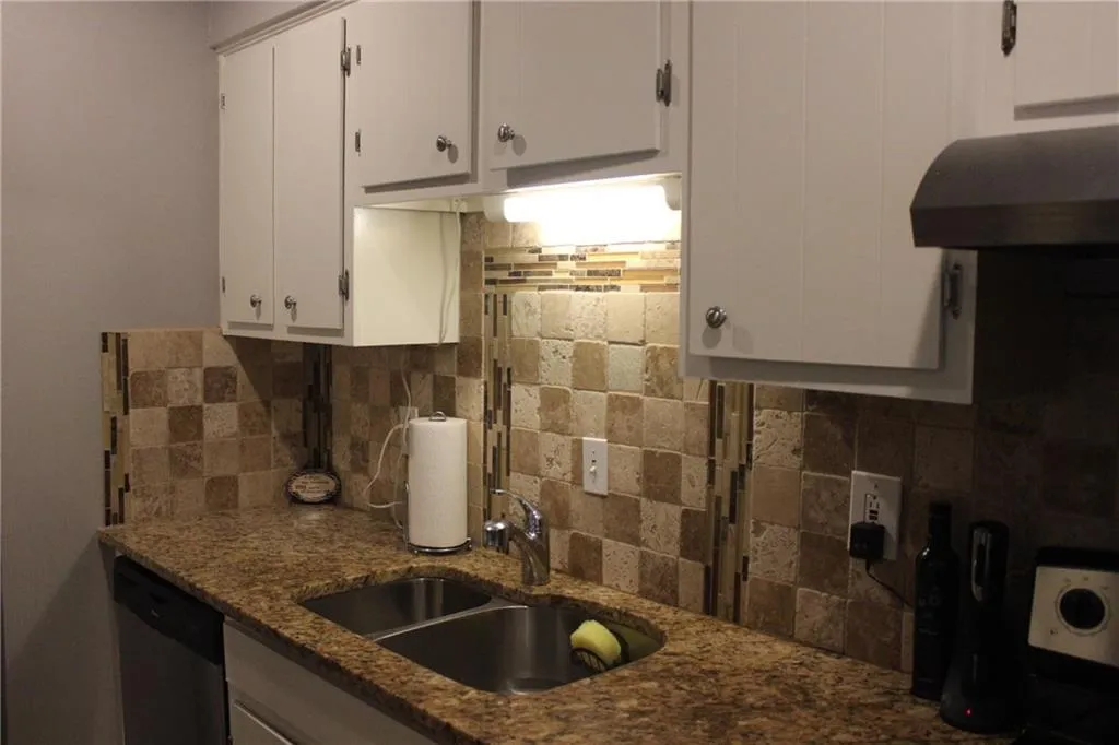 6700 Roswell Road Unit 15c, Sandy Springs, Georgia 30328, 3 Bedrooms Bedrooms, ,2 BathroomsBathrooms,Residential,Sold,6700 Roswell Road Unit 15c,6090516