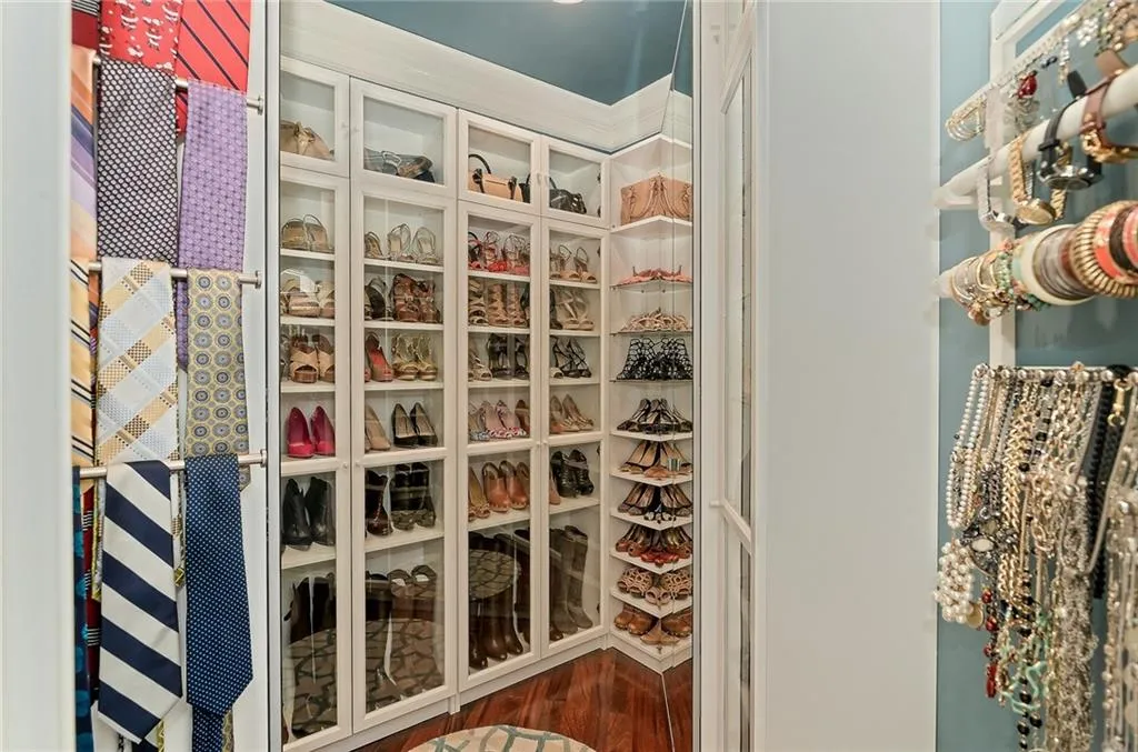 560 Timber Valley Road, Atlanta, Georgia 30342, 5 Bedrooms Bedrooms, ,4 BathroomsBathrooms,Residential,Sold,560 Timber Valley Road,5931646