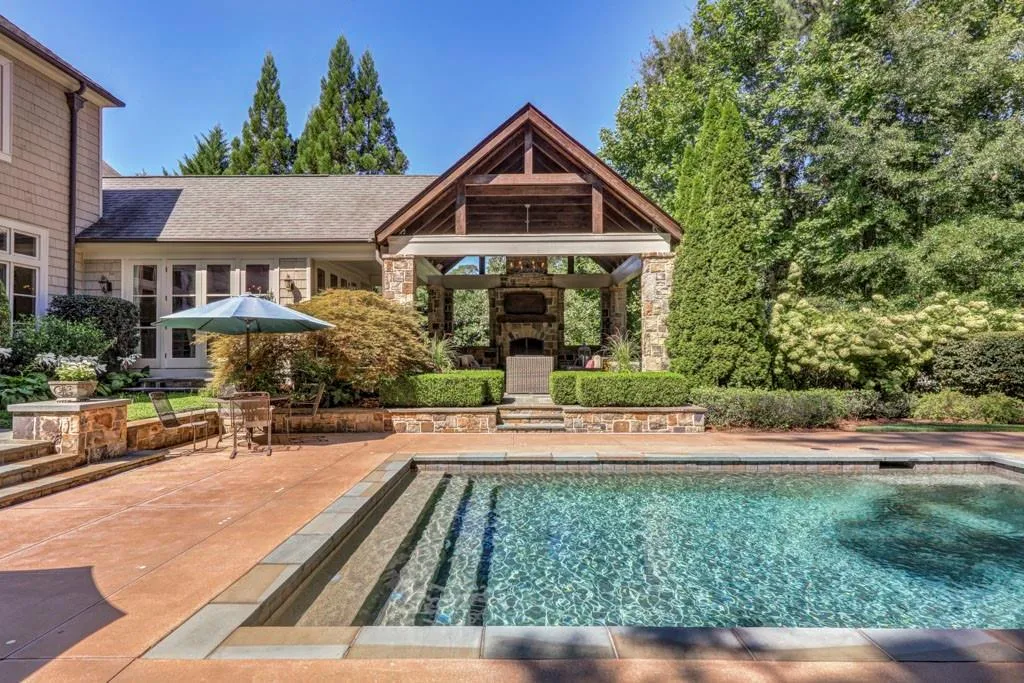 331 Londonberry Road, Sandy Springs, Georgia 30327, 6 Bedrooms Bedrooms, ,6 BathroomsBathrooms,Residential,Sold,331 Londonberry Road,6661708