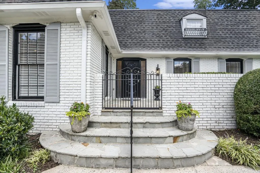 7025 Hunters Branch Drive, Sandy Springs, Georgia 30328, 3 Bedrooms Bedrooms, ,3 BathroomsBathrooms,Residential,Sold,7025 Hunters Branch Drive,7460915