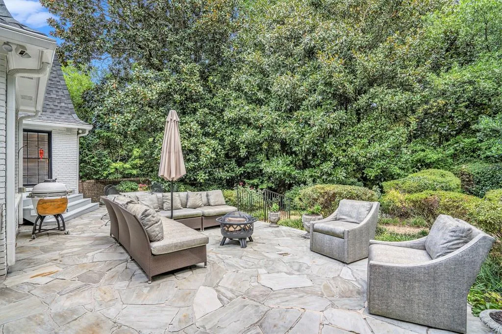 7025 Hunters Branch Drive, Sandy Springs, Georgia 30328, 3 Bedrooms Bedrooms, ,3 BathroomsBathrooms,Residential,Sold,7025 Hunters Branch Drive,7460915