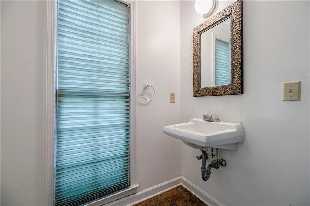 1605 Saddle Ridge Way, Sandy Springs, Georgia 30350, 5 Bedrooms Bedrooms, ,4 BathroomsBathrooms,Residential,Sold,1605 Saddle Ridge Way,7036699