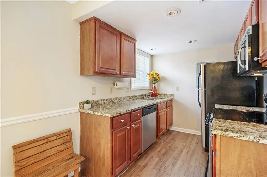 6900 Roswell Road Unit D2, Sandy Springs, Georgia 30328, 3 Bedrooms Bedrooms, ,2 BathroomsBathrooms,Residential,Sold,6900 Roswell Road Unit D2,7029579