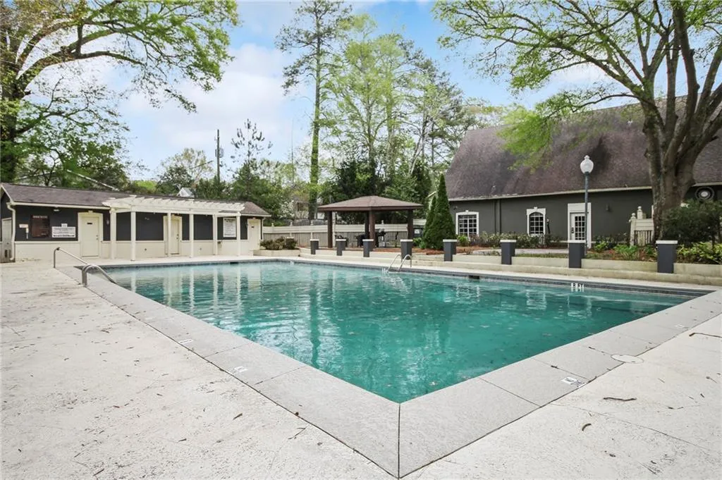 6900 Roswell Road Unit D2, Sandy Springs, Georgia 30328, 3 Bedrooms Bedrooms, ,2 BathroomsBathrooms,Residential,Sold,6900 Roswell Road Unit D2,7029579