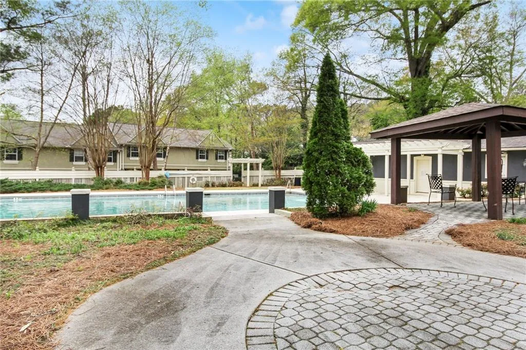 6900 Roswell Road Unit D2, Sandy Springs, Georgia 30328, 3 Bedrooms Bedrooms, ,2 BathroomsBathrooms,Residential,Sold,6900 Roswell Road Unit D2,7029579