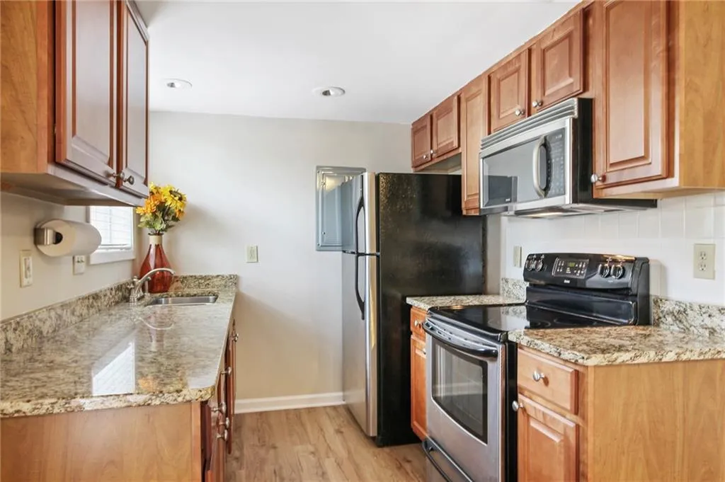 6900 Roswell Road Unit D2, Sandy Springs, Georgia 30328, 3 Bedrooms Bedrooms, ,2 BathroomsBathrooms,Residential,Sold,6900 Roswell Road Unit D2,7029579