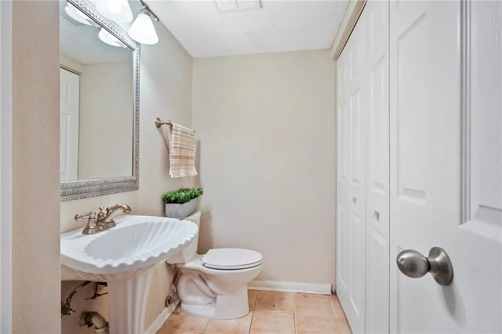 6900 Roswell Road Unit D2, Sandy Springs, Georgia 30328, 3 Bedrooms Bedrooms, ,2 BathroomsBathrooms,Residential,Sold,6900 Roswell Road Unit D2,7029579
