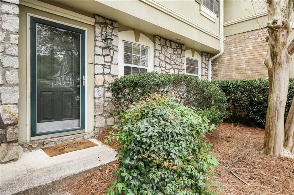 6900 Roswell Road Unit D2, Sandy Springs, Georgia 30328, 3 Bedrooms Bedrooms, ,2 BathroomsBathrooms,Residential,Sold,6900 Roswell Road Unit D2,7029579