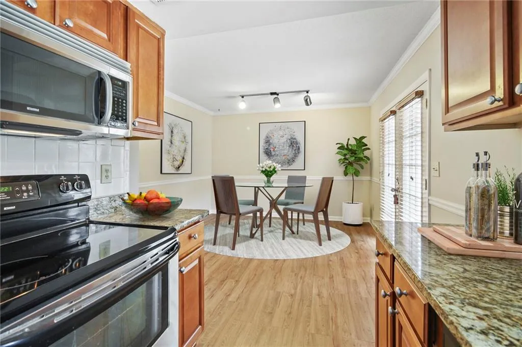 6900 Roswell Road Unit D2, Sandy Springs, Georgia 30328, 3 Bedrooms Bedrooms, ,2 BathroomsBathrooms,Residential,Sold,6900 Roswell Road Unit D2,7029579