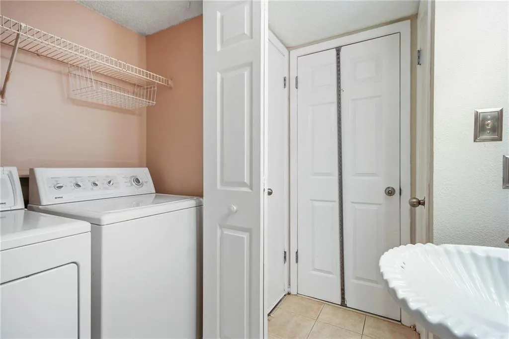 6900 Roswell Road Unit D2, Sandy Springs, Georgia 30328, 3 Bedrooms Bedrooms, ,2 BathroomsBathrooms,Residential,Sold,6900 Roswell Road Unit D2,7029579