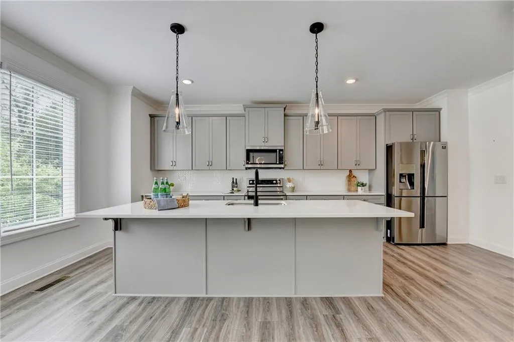 6892 Roswell Road, Atlanta, Georgia 30328, 4 Bedrooms Bedrooms, ,3 BathroomsBathrooms,Residential,For Sale,6892 Roswell Road,7627608