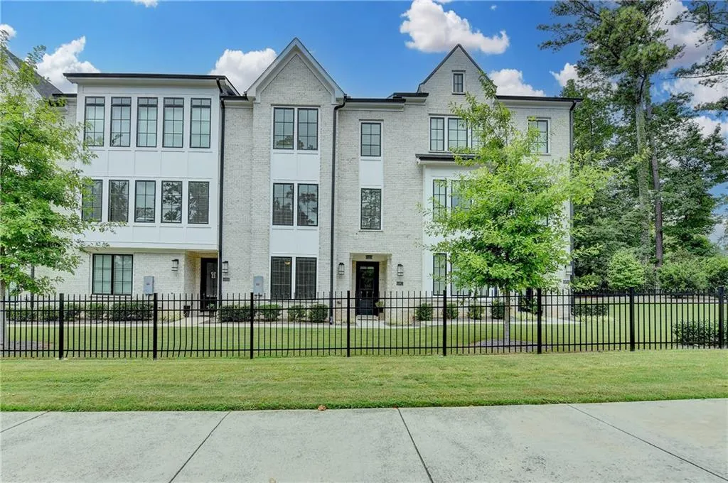 6892 Roswell Road, Atlanta, Georgia 30328, 4 Bedrooms Bedrooms, ,3 BathroomsBathrooms,Residential,For Sale,6892 Roswell Road,7627608