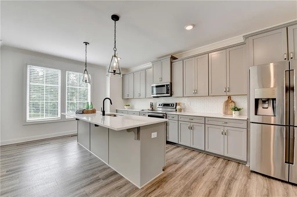 6892 Roswell Road, Atlanta, Georgia 30328, 4 Bedrooms Bedrooms, ,3 BathroomsBathrooms,Residential,For Sale,6892 Roswell Road,7627608