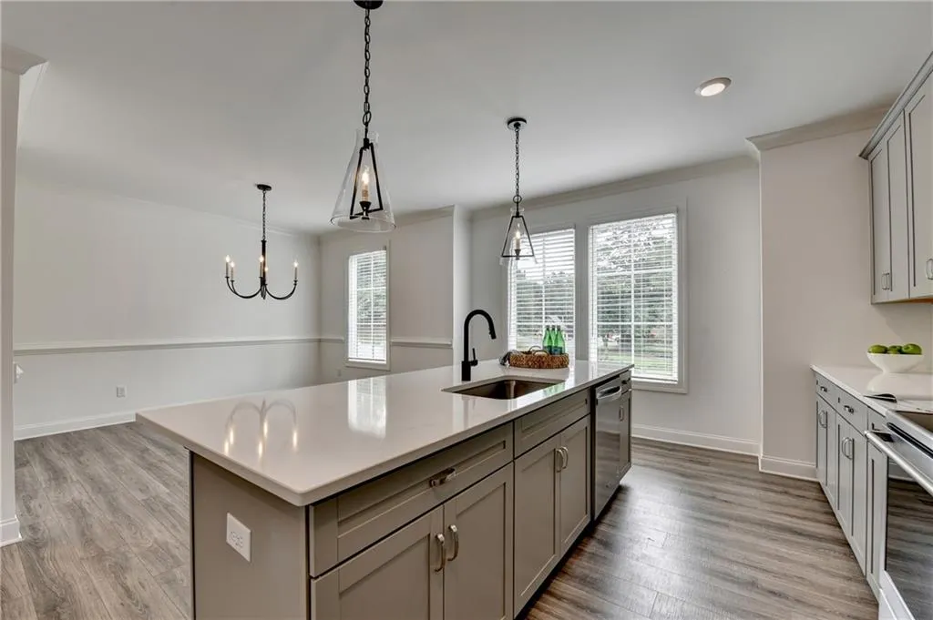 6892 Roswell Road, Atlanta, Georgia 30328, 4 Bedrooms Bedrooms, ,3 BathroomsBathrooms,Residential,For Sale,6892 Roswell Road,7627608