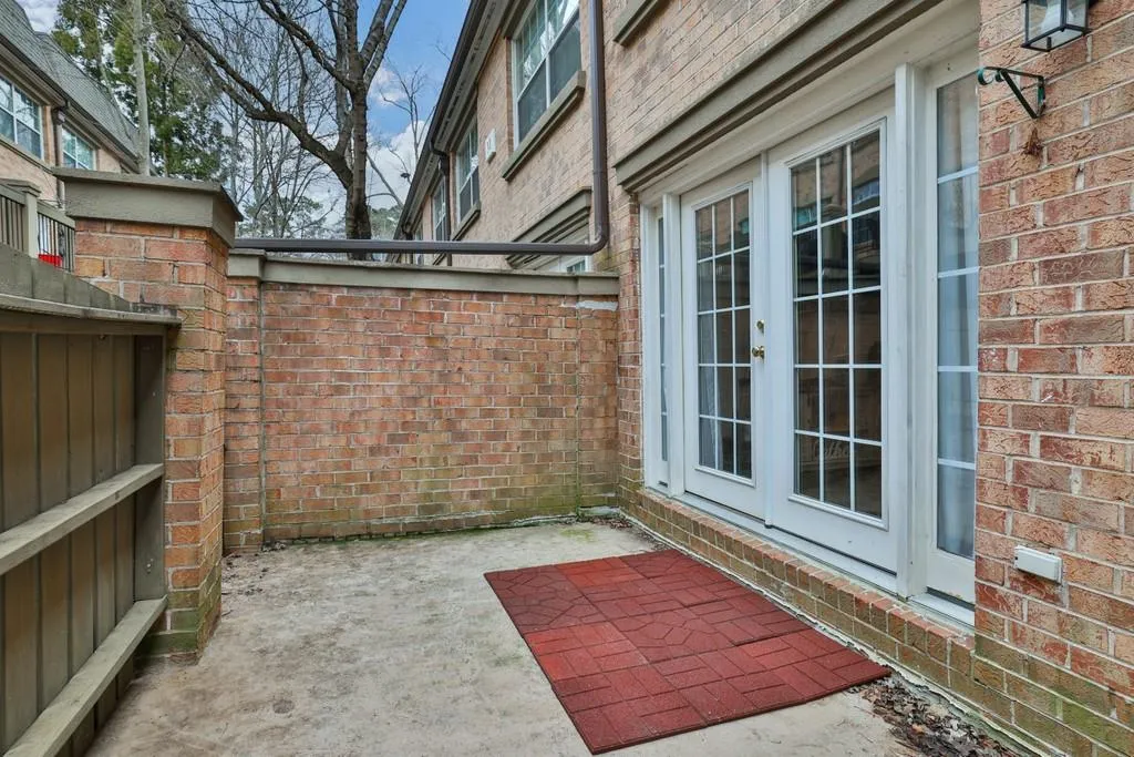 6980 Roswell Road Ne Unit M3, Sandy Springs, Georgia 30328, 3 Bedrooms Bedrooms, ,2 BathroomsBathrooms,Residential,Sold,6980 Roswell Road Ne Unit M3,6825747