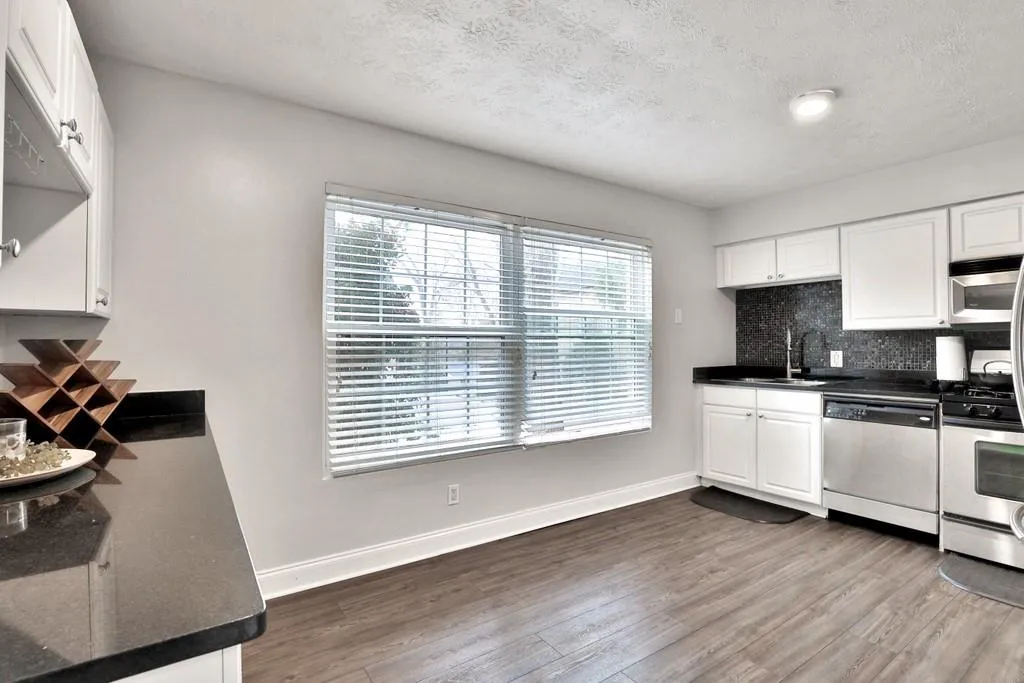 6980 Roswell Road Ne Unit M3, Sandy Springs, Georgia 30328, 3 Bedrooms Bedrooms, ,2 BathroomsBathrooms,Residential,Sold,6980 Roswell Road Ne Unit M3,6825747