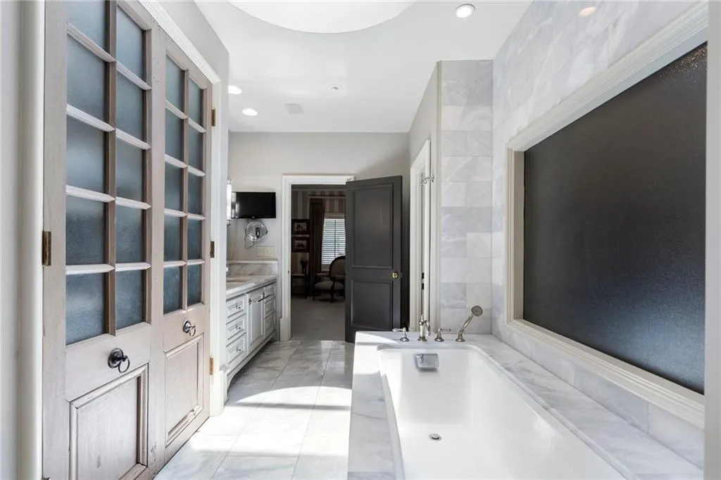 2525 Peachtree Road Unit 28, Atlanta, Georgia 30305, 3 Bedrooms Bedrooms, ,2 BathroomsBathrooms,Residential,For Sale,2525 Peachtree Road Unit 28,7618872