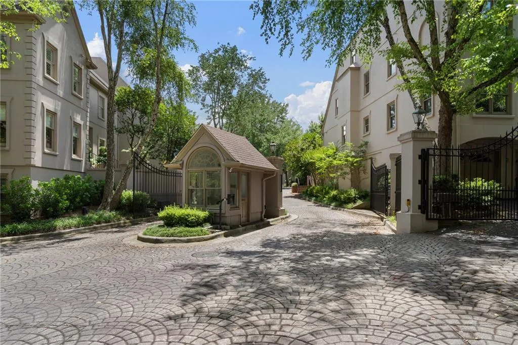 2525 Peachtree Road Unit 28, Atlanta, Georgia 30305, 3 Bedrooms Bedrooms, ,2 BathroomsBathrooms,Residential,For Sale,2525 Peachtree Road Unit 28,7618872