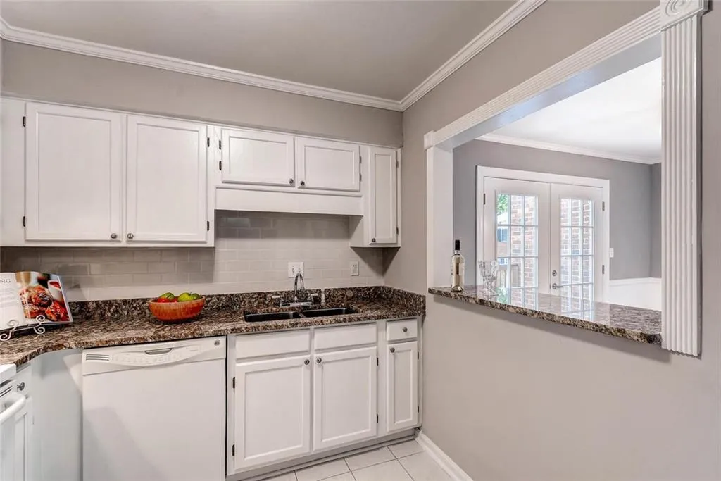 6520 Roswell Road Unit 48, Sandy Springs, Georgia 30328, 2 Bedrooms Bedrooms, ,1 BathroomBathrooms,Residential,Sold,6520 Roswell Road Unit 48,5749016
