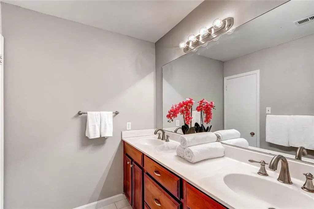 6520 Roswell Road Unit 48, Sandy Springs, Georgia 30328, 2 Bedrooms Bedrooms, ,1 BathroomBathrooms,Residential,Sold,6520 Roswell Road Unit 48,5749016