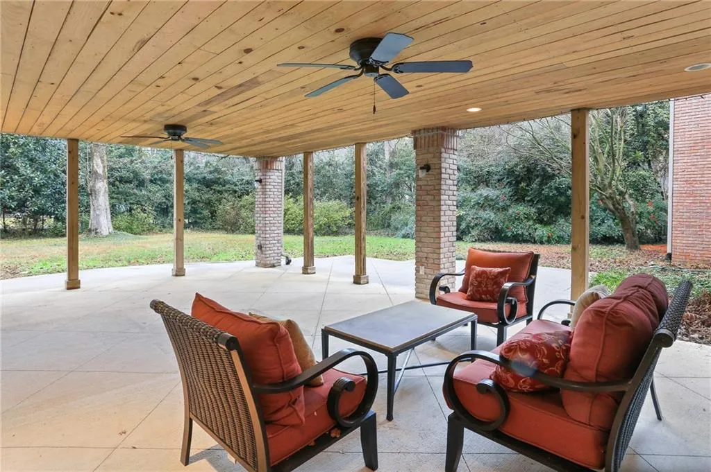 6240 Rivercliffe Drive, Sandy Springs, Georgia 30328, 5 Bedrooms Bedrooms, ,3 BathroomsBathrooms,Residential,Sold,6240 Rivercliffe Drive,6993878