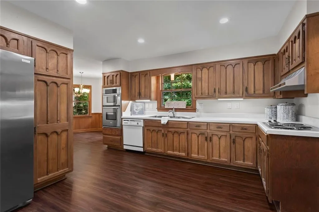 295 Glen Lake Drive, Atlanta, Georgia 30327, 4 Bedrooms Bedrooms, ,3 BathroomsBathrooms,Residential,For Sale,295 Glen Lake Drive,7638006