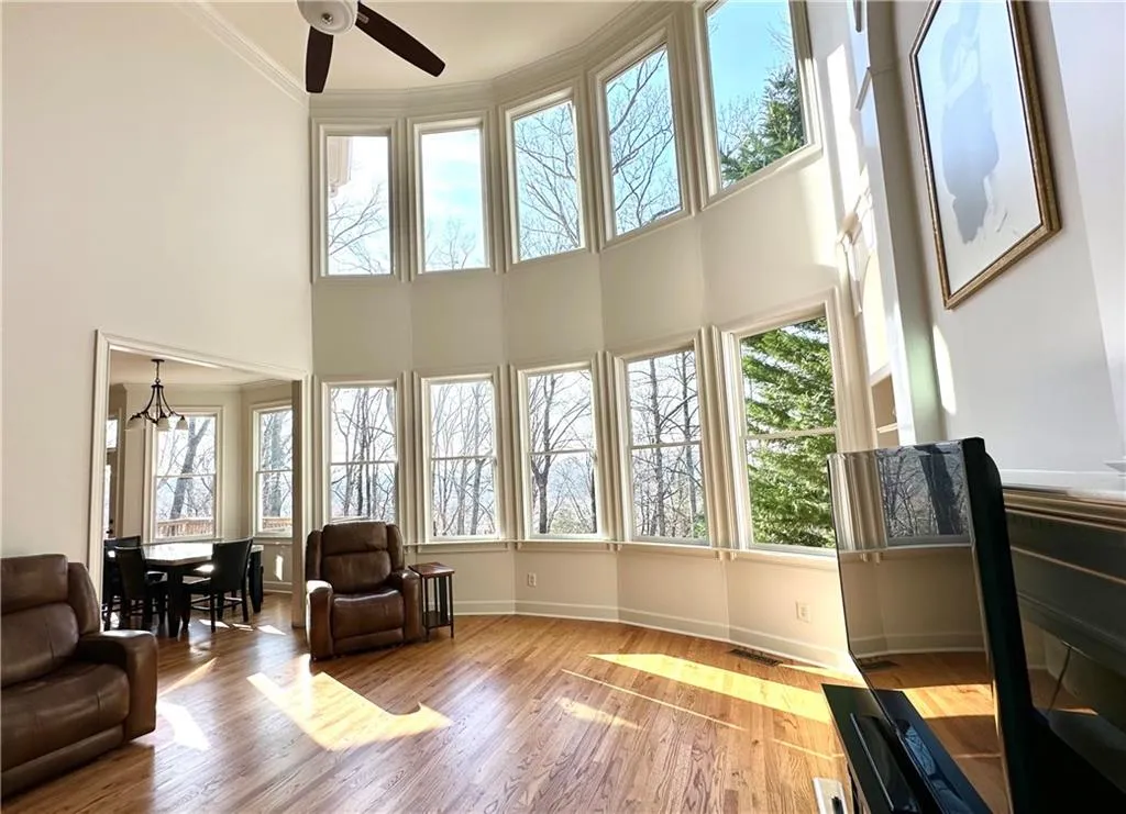 20 foot tall 10 window Bay for expansive views