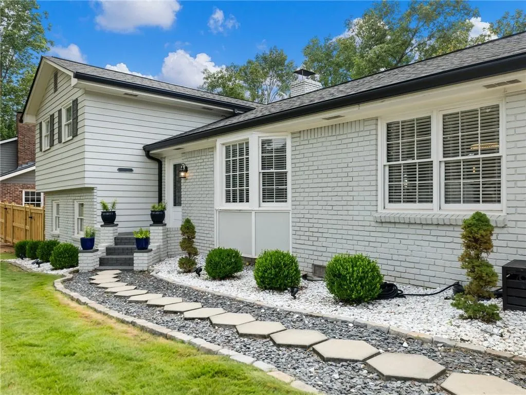 View of front facade featuring a front lawn
