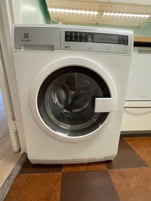 Laundry room with washer / clothes dryer
