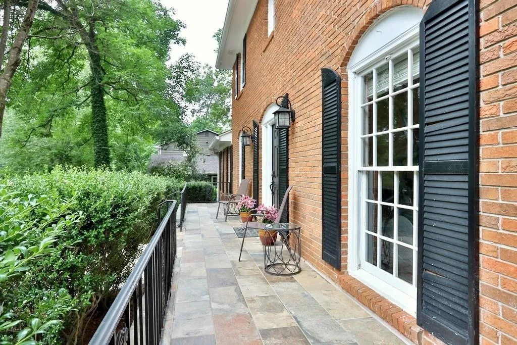 240 Glencourtney Drive, Sandy Springs, Georgia 30328, 4 Bedrooms Bedrooms, ,3 BathroomsBathrooms,Residential,Sold,240 Glencourtney Drive,6565452 240 Glencourtney Drive, Sandy Springs, Georgia 30328, 4 Bedrooms Bedrooms, ,3 BathroomsBathrooms,Residential,Sold,240 Glencourtney Drive,6565452