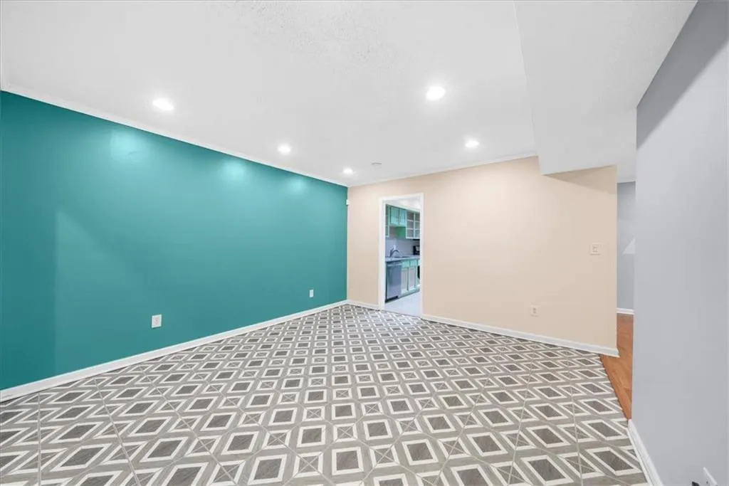 Unfurnished room with crown molding Unfurnished room with crown molding