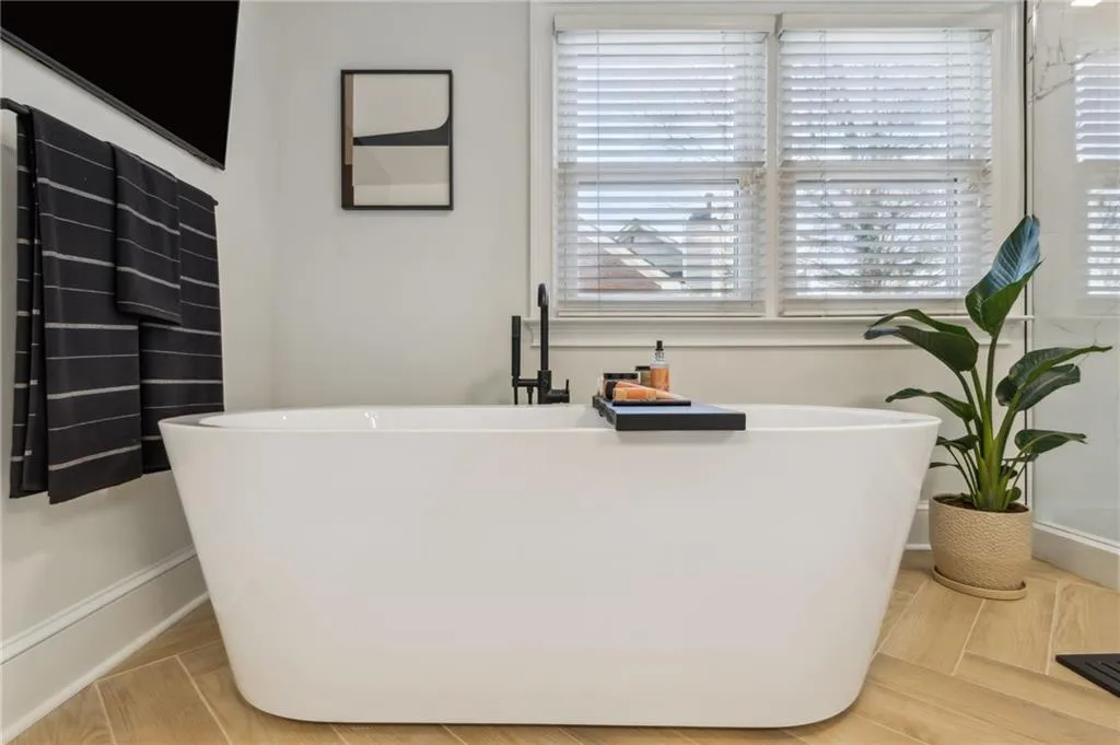 View of tub area